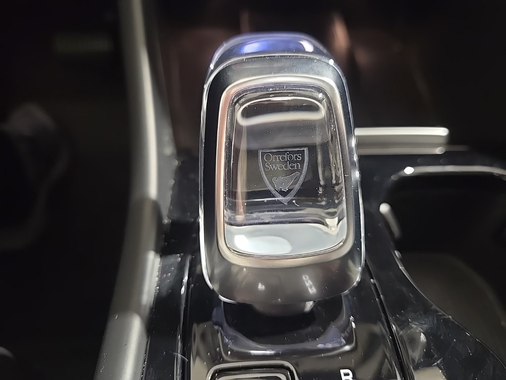 2025 Volvo XC40 Plus photo 12