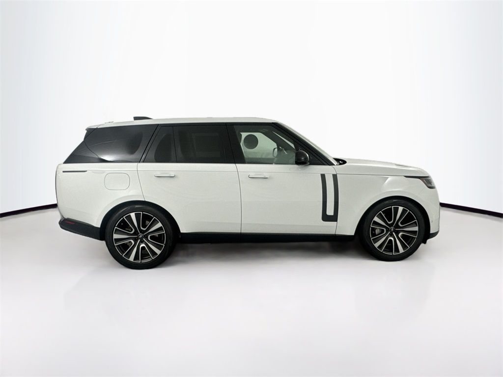 2025 Land Rover Range Rover SE photo 4