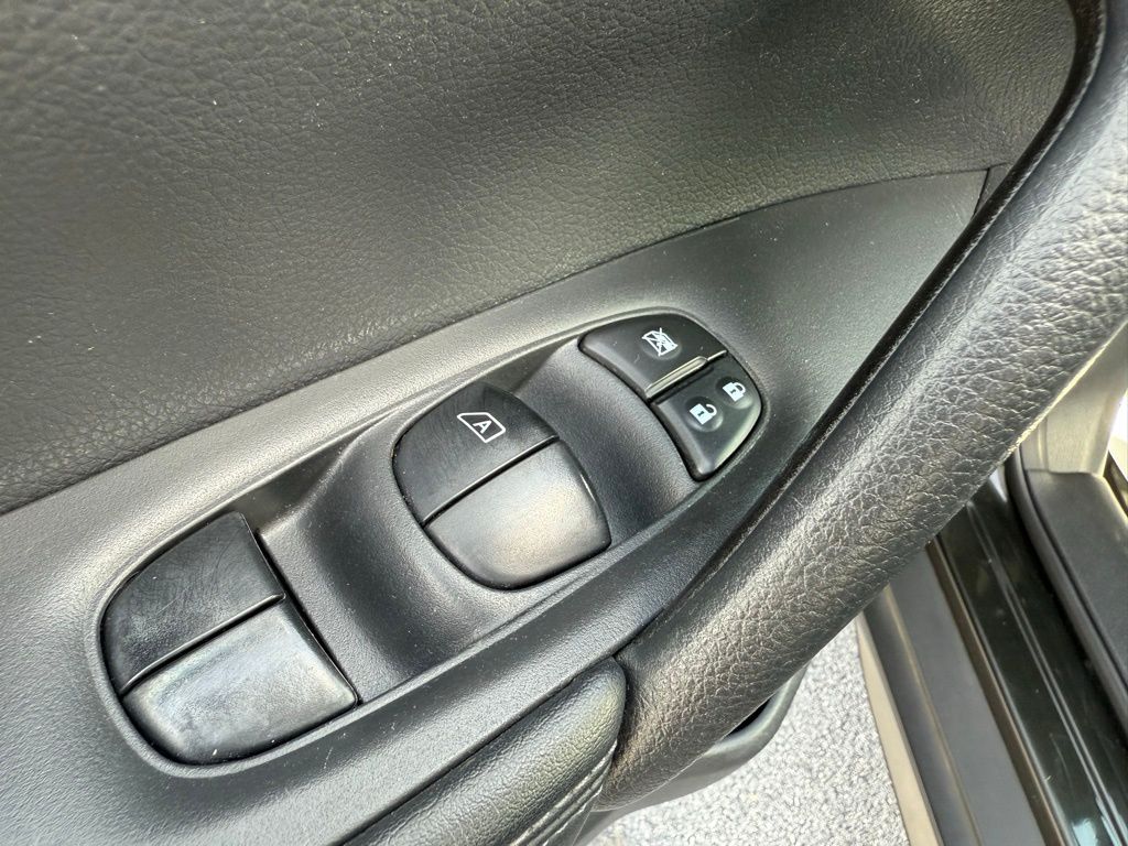2017 Nissan Rogue SV photo 13