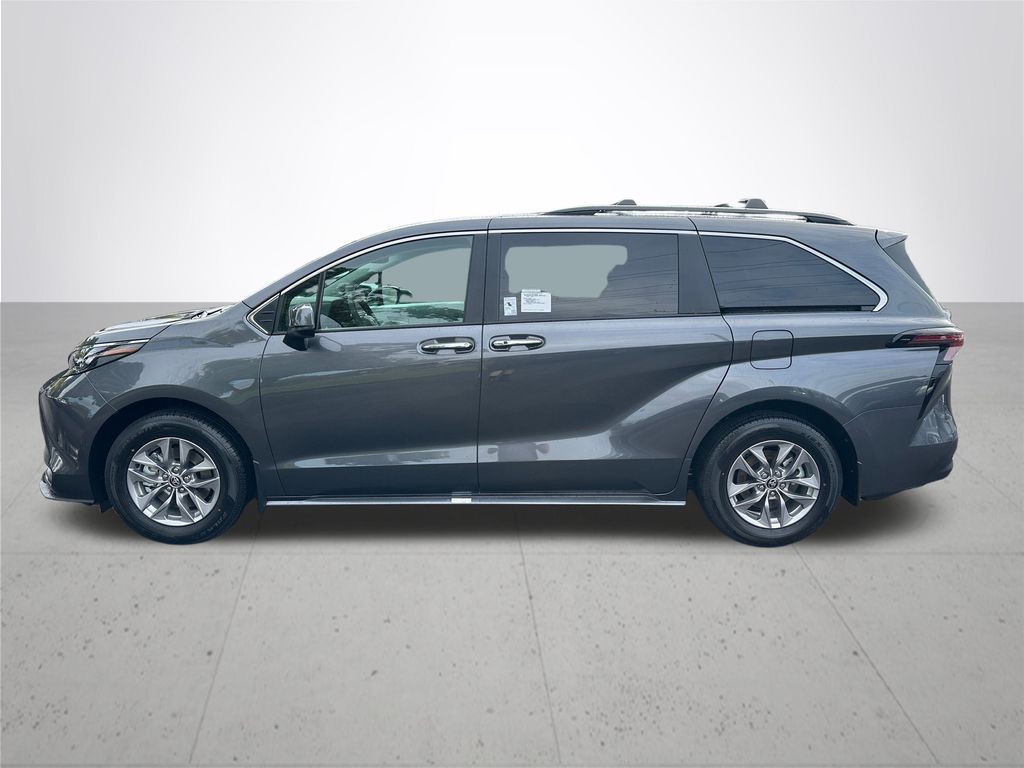 2025 Toyota Sienna XLE photo 10