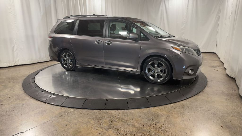 2016 Toyota Sienna Premium photo 3