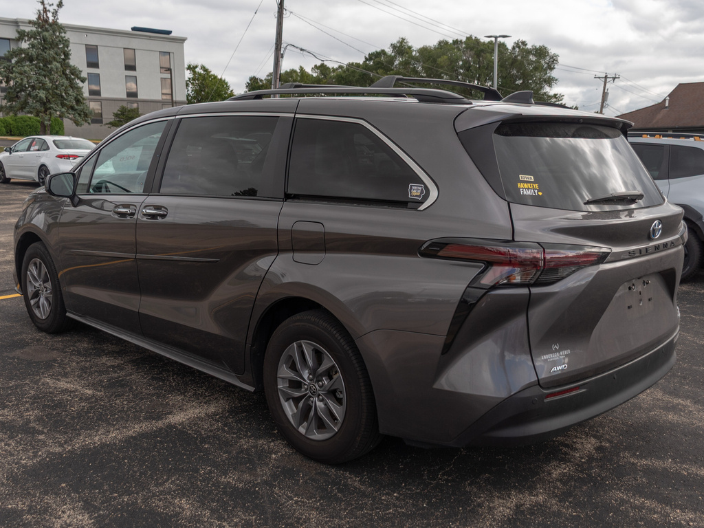 2024 Toyota Sienna XLE photo 2