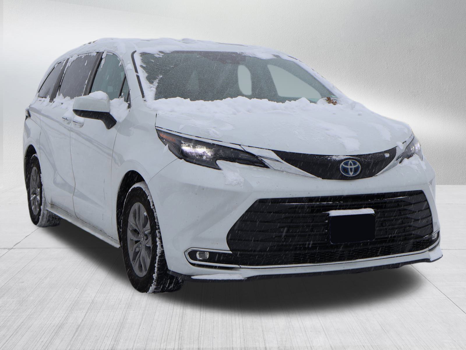 2024 Toyota Sienna XLE's photo
