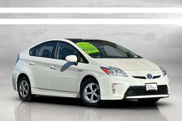 2015 Toyota Prius Three photo 2