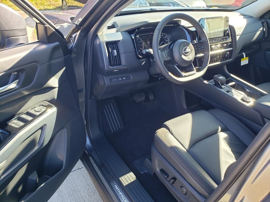 2025 Nissan Pathfinder SL photo 3