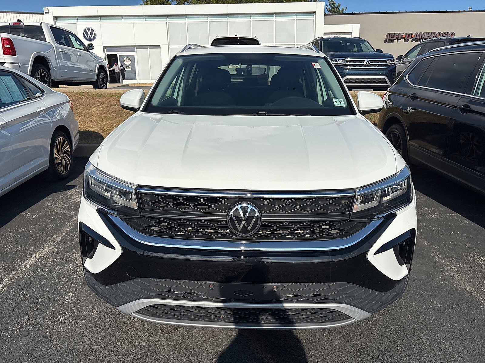 2022 Volkswagen Taos SE photo 2