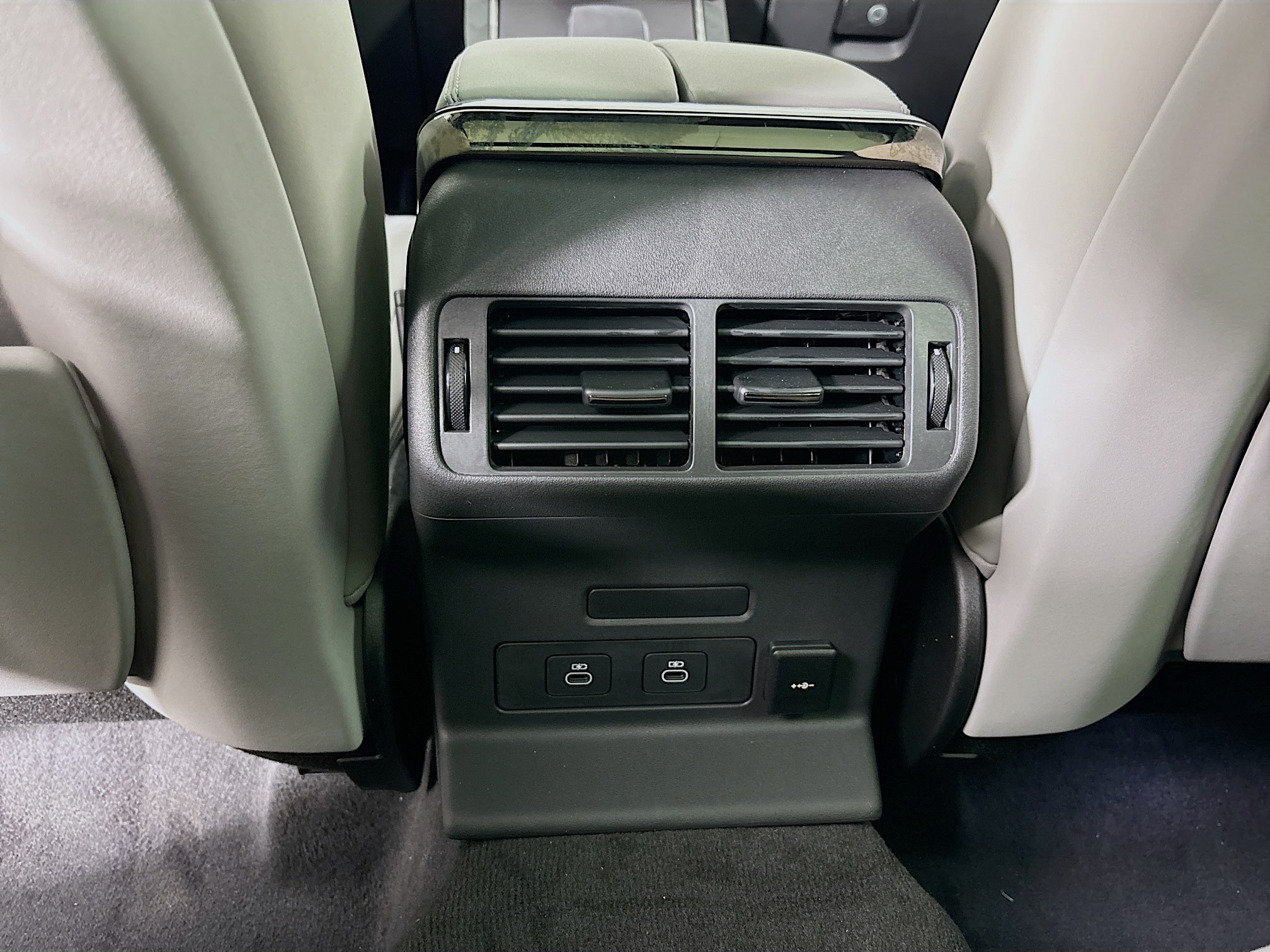 2026 Land Rover Range Rover Velar SE photo 17