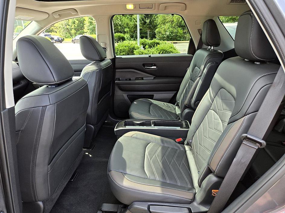 2024 Nissan Pathfinder Platinum photo 11