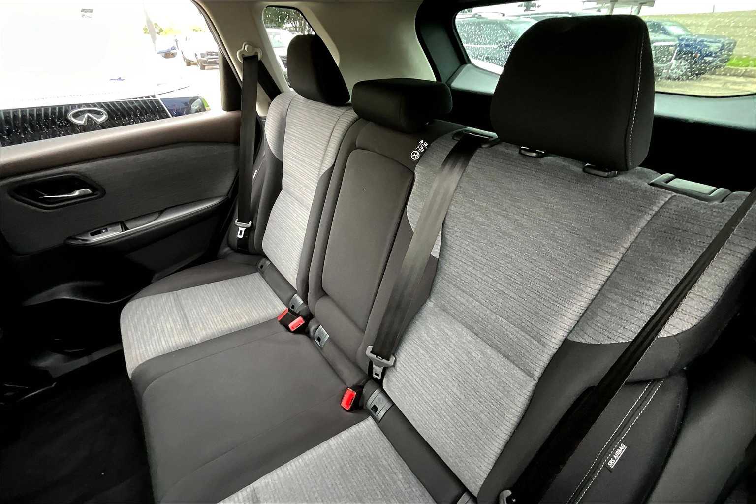 2023 Nissan Rogue SV photo 17