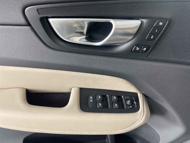 2026 Volvo XC60 T8 Plus photo 18