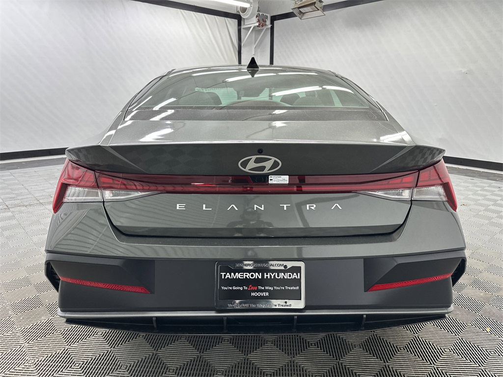 2025 Hyundai Elantra SEL Convenience photo 4