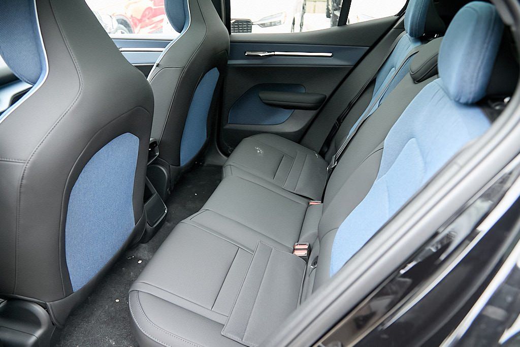 2026 VOLVO EX30 - Image 15