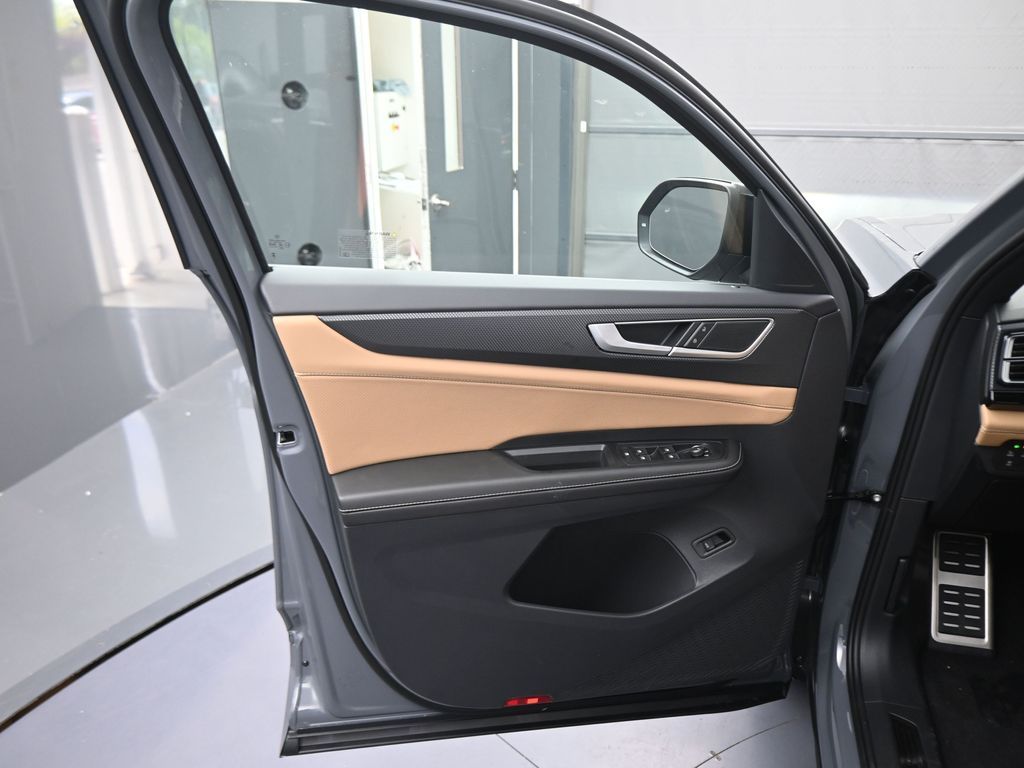2025 Volkswagen Atlas Cross Sport SEL R-Line photo 32