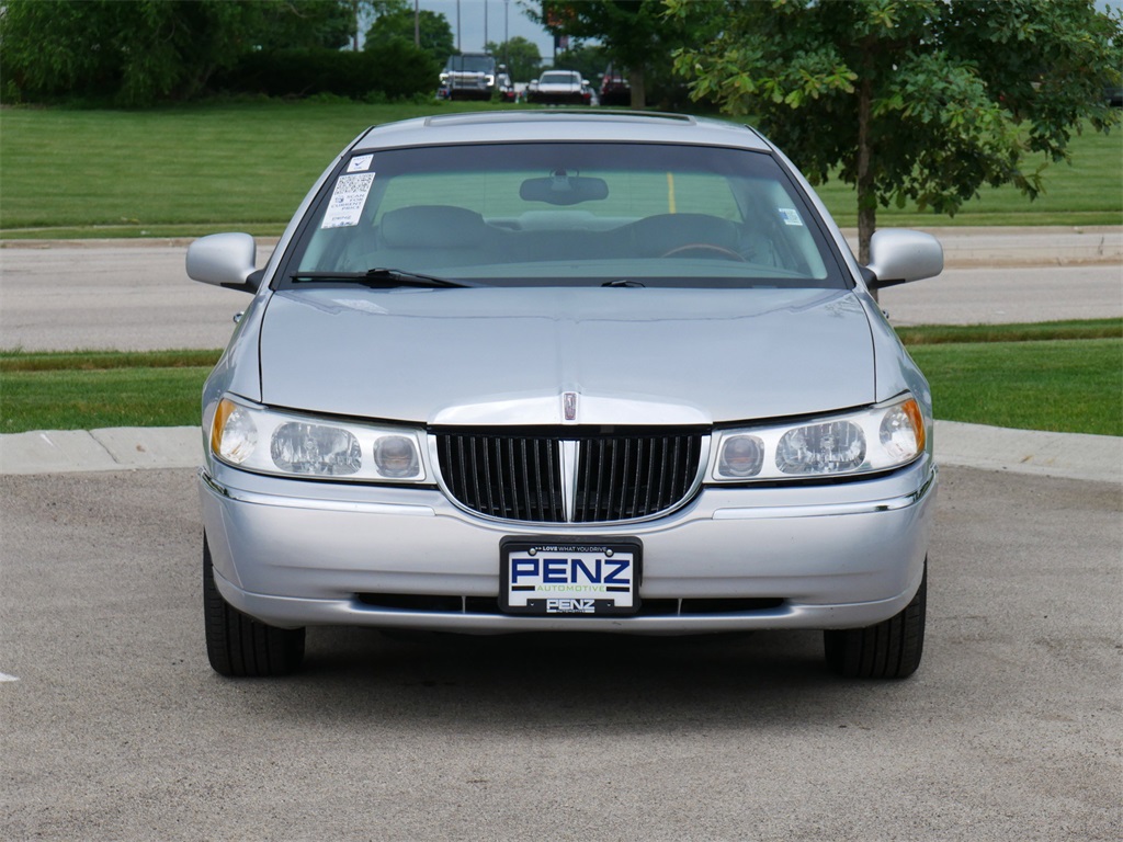 Used 2002 Lincoln Town Car Signature with VIN 1LNHM82W52Y633889 for sale in Rochester, Minnesota