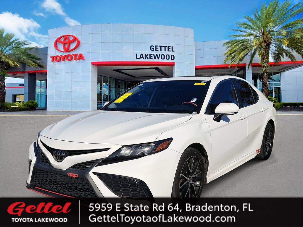 2022 Toyota Camry SE's photo