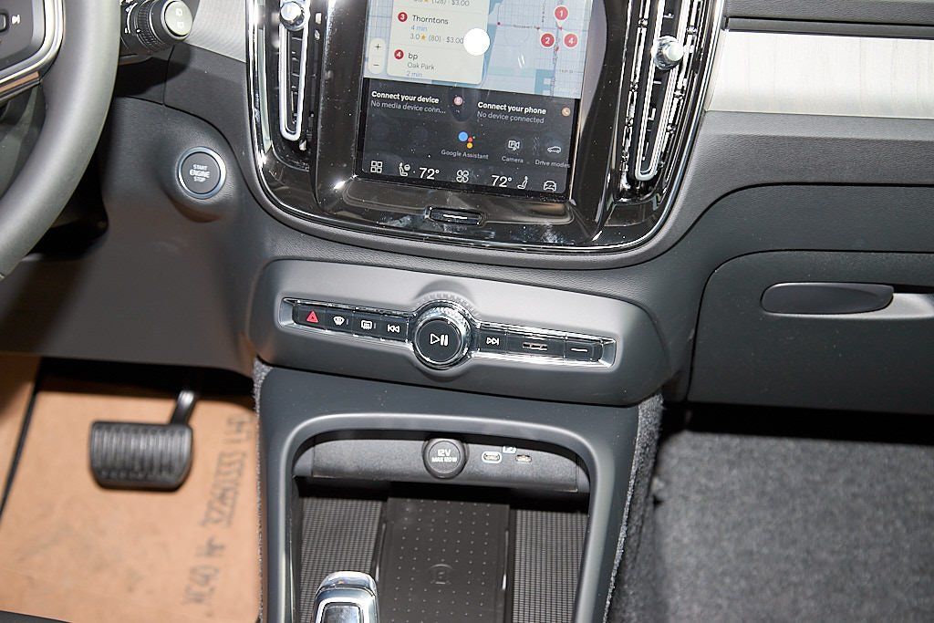 2026 VOLVO XC40 - Image 26