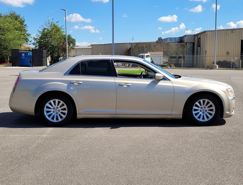 2012 Chrysler 300 Base photo 2