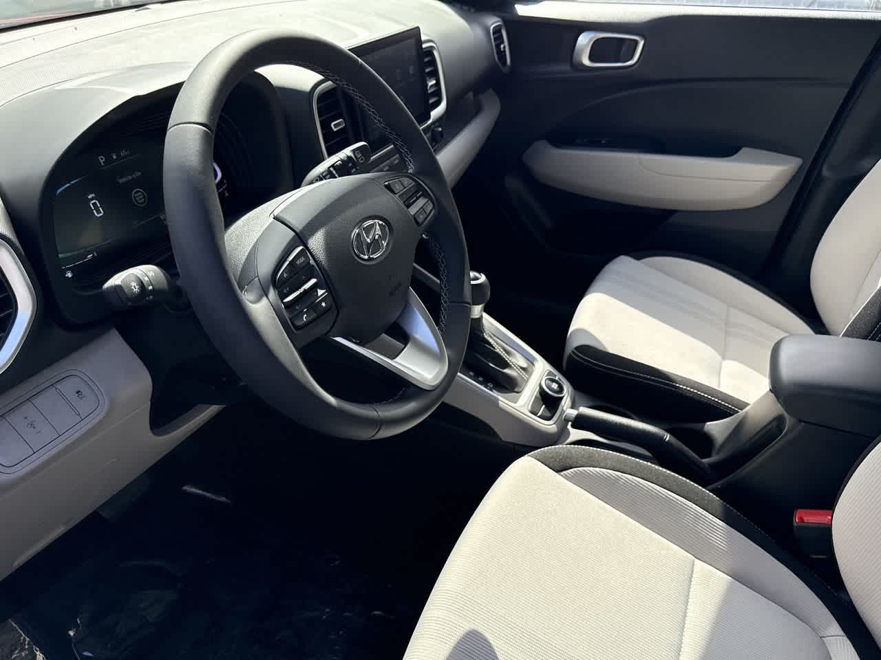 2025 Hyundai Venue SEL photo 12