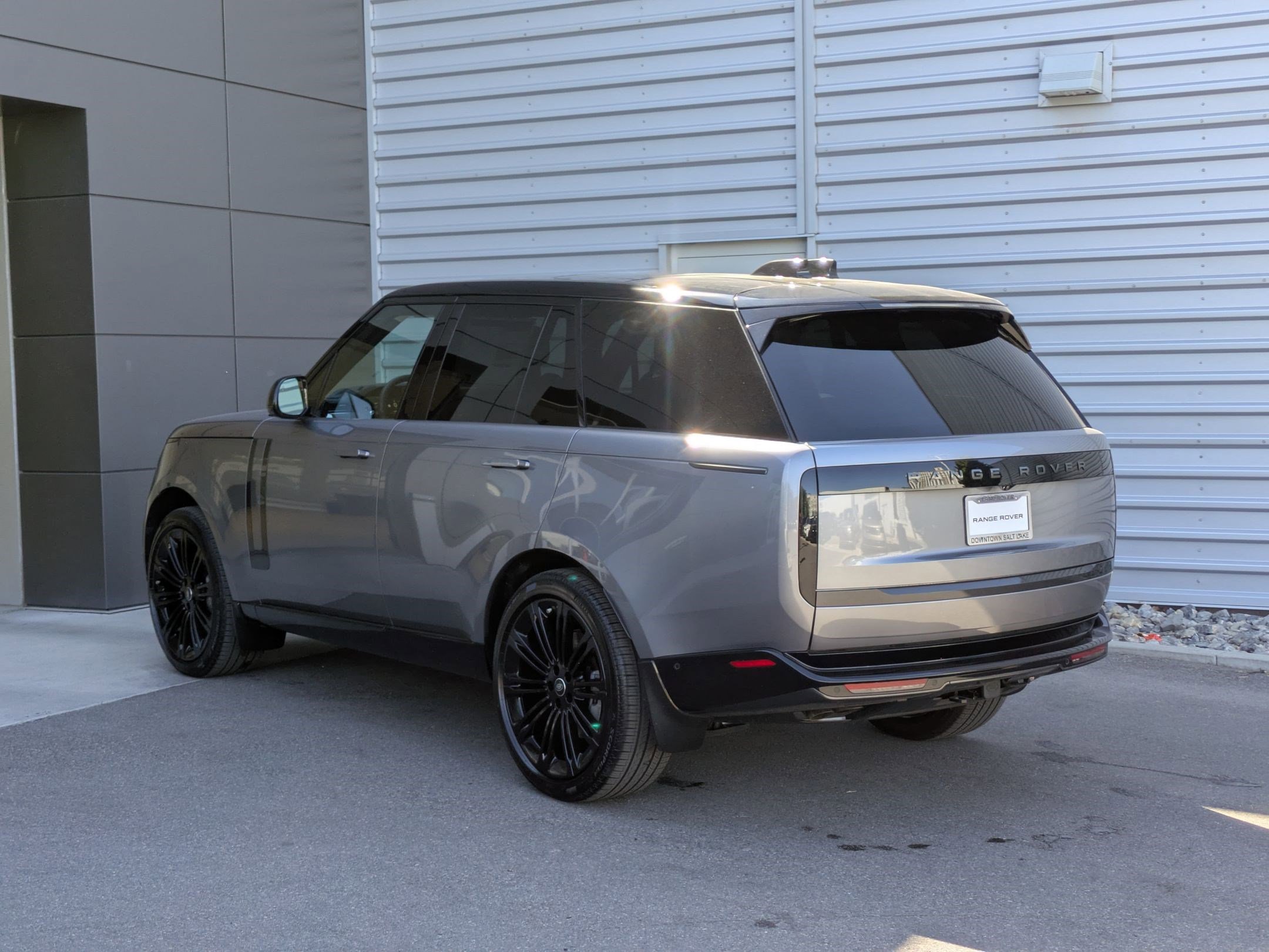 2025 Land Rover Range Rover SE photo 3