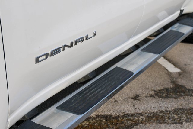 Used 2022 White Frost Tricoat GMC Denali image 8
