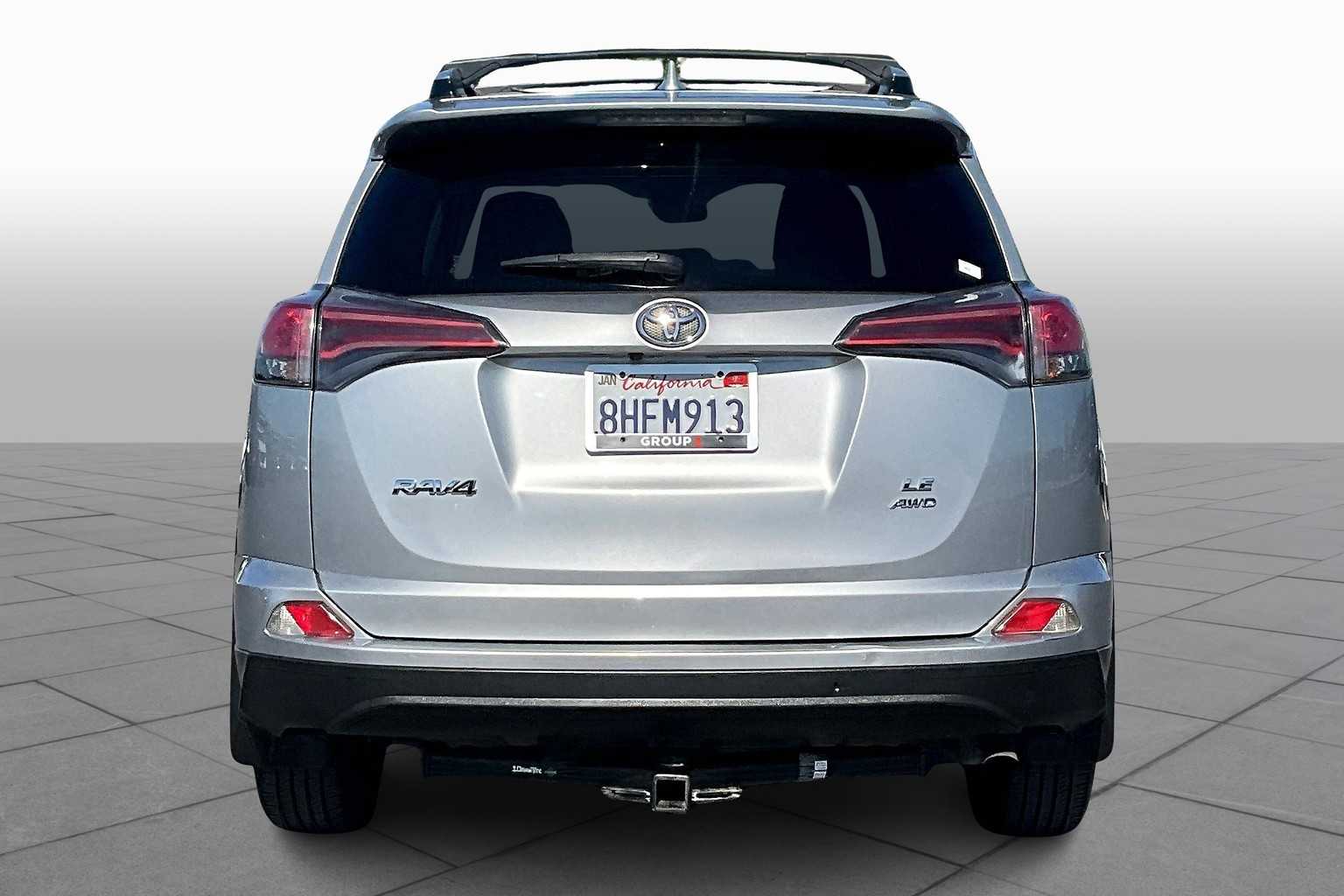 2018 Toyota RAV4 LE photo 4
