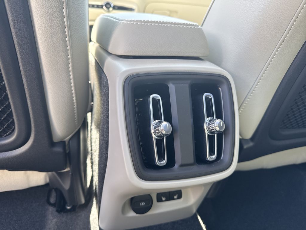 2025 Volvo XC40 Plus photo 31