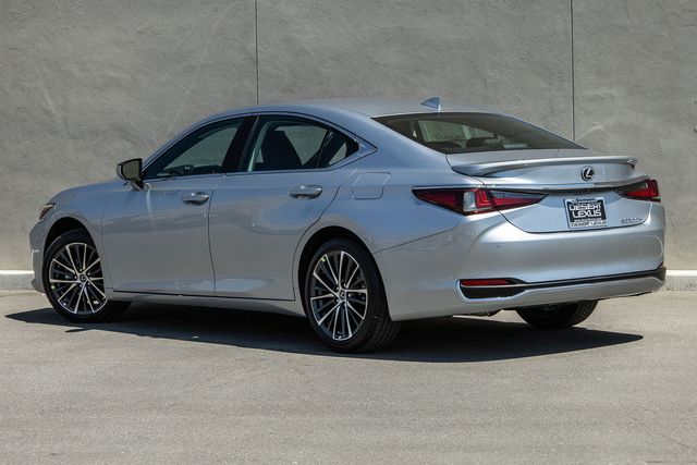 2025 Lexus ES 300h photo 3