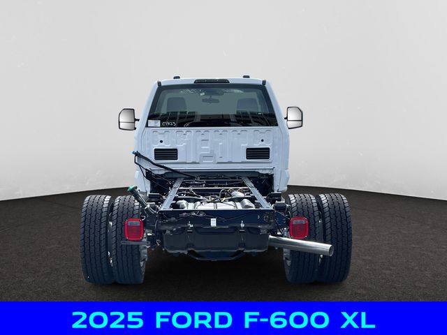 2025 Ford F-600 photo 3