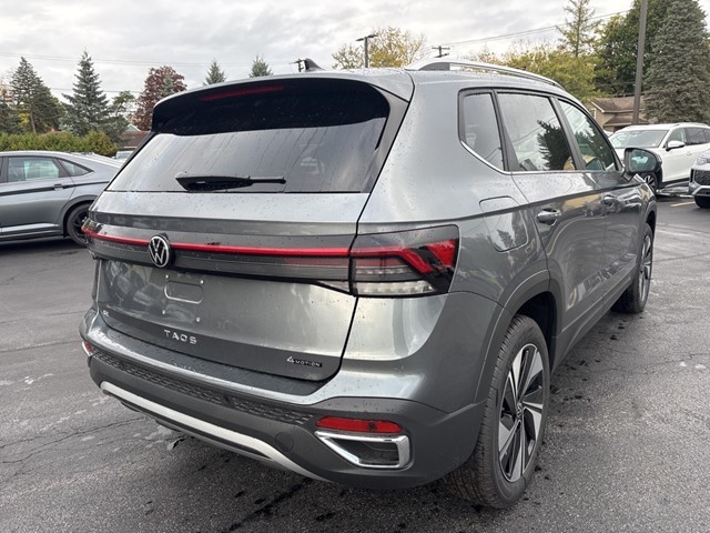 2025 Volkswagen Taos SE photo 3