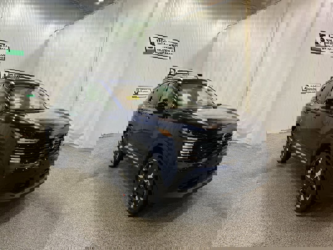 2026 Nissan Kicks SR photo 3