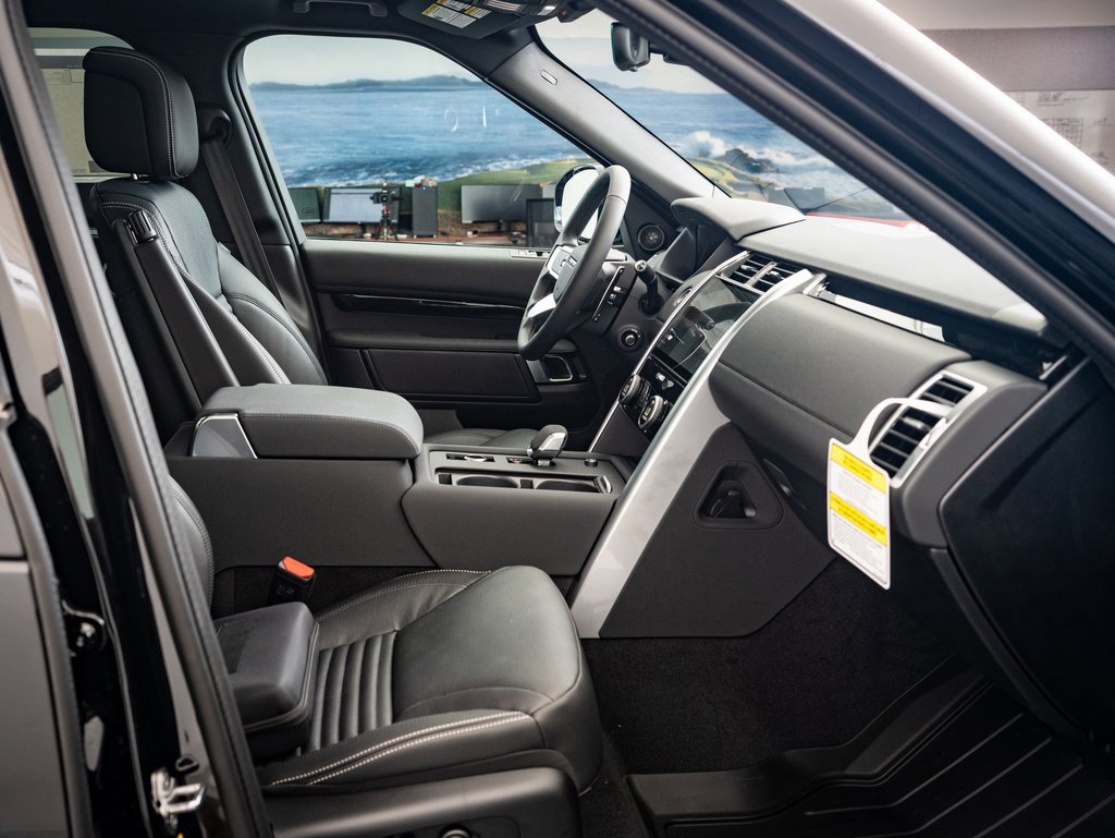 2025 Land Rover Discovery S photo 16