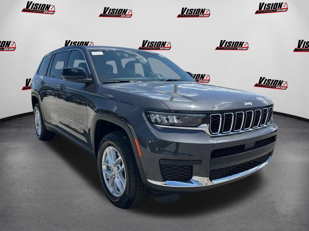 2025 Jeep Grand Cherokee Laredo photo 3