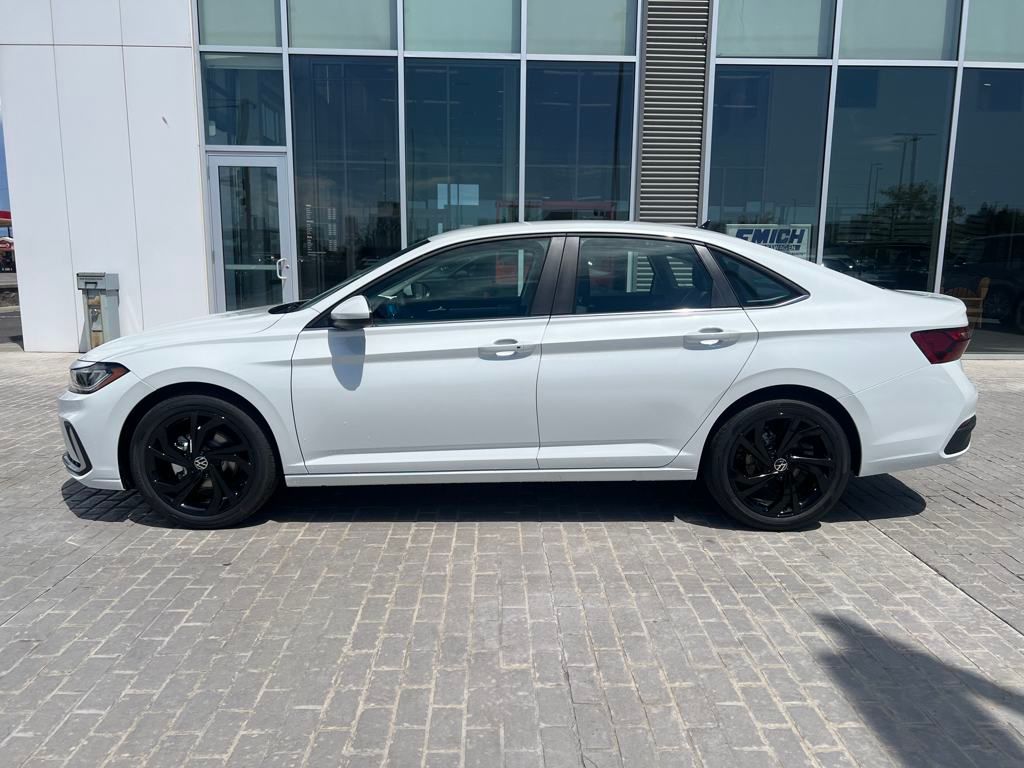 2025 Volkswagen Jetta 1.5T SE photo 2