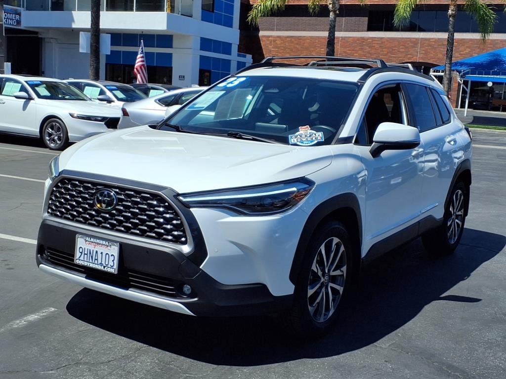 2023 Toyota Corolla Cross XLE photo 3