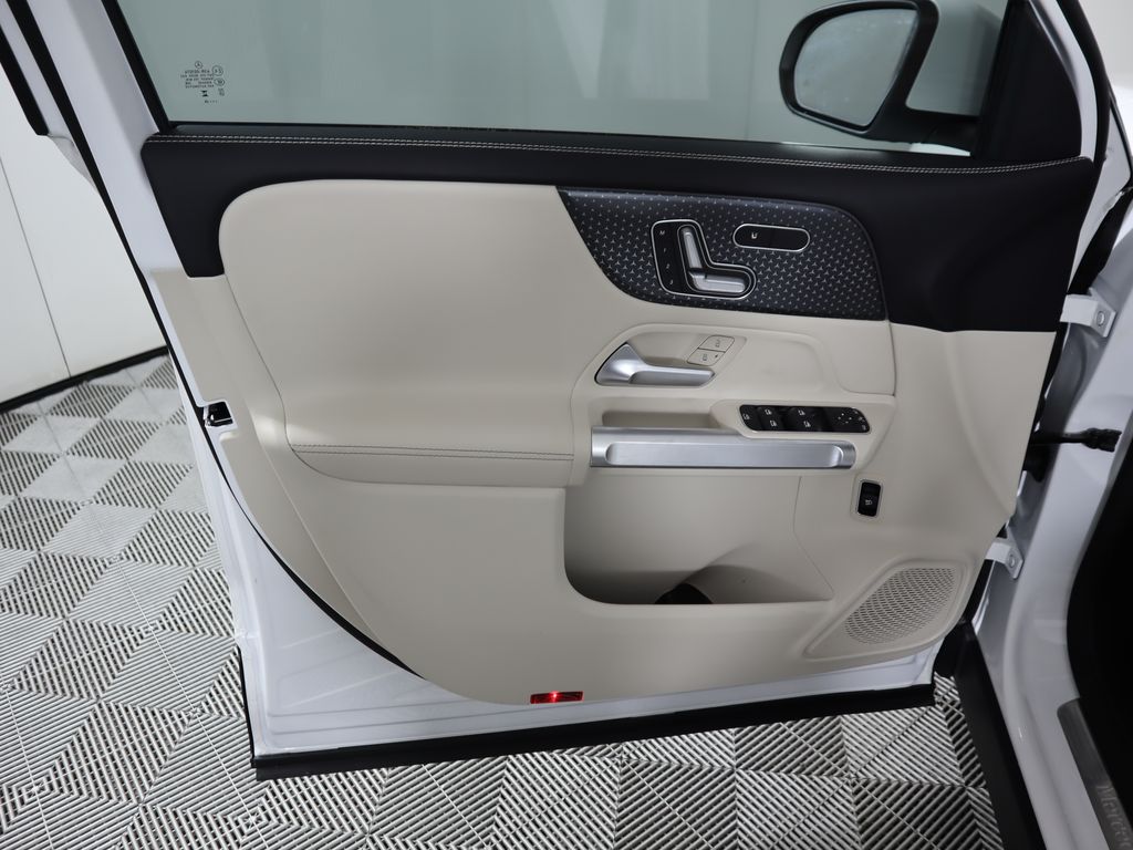 2025 Mercedes Benz GLB 250 photo 24