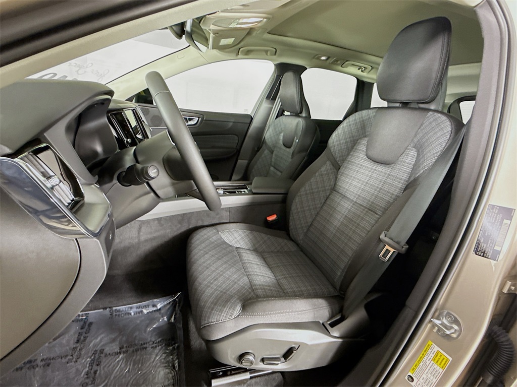 2025 Volvo XC60 B5 Core photo 20
