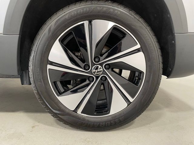 2025 Volkswagen Taos SE photo 9