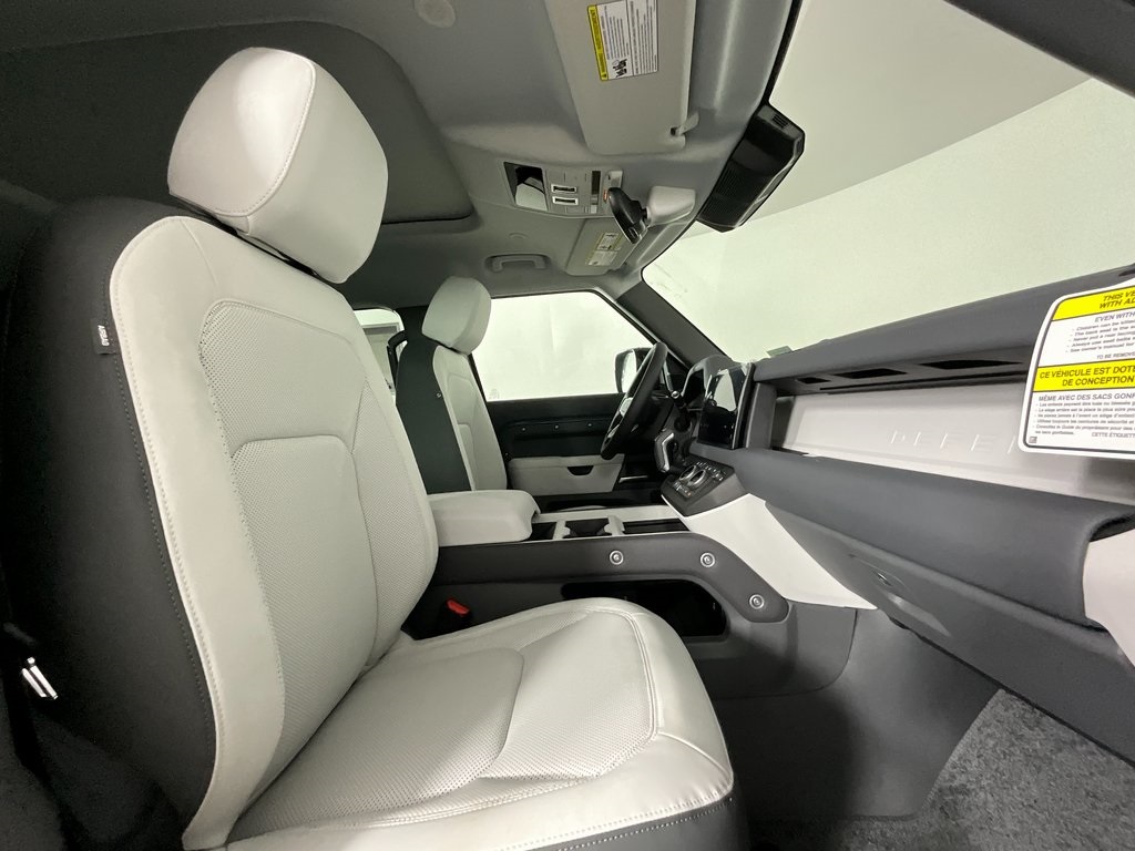 2025 Land Rover Defender 110 S photo 3