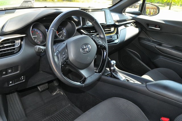 2018 Toyota C-HR XLE Premium photo 9