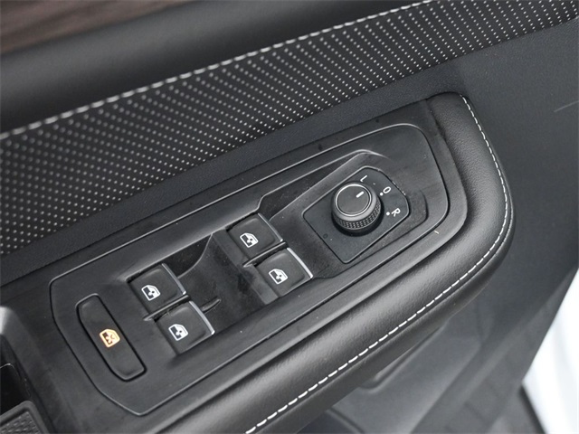 2025 Volkswagen Atlas SEL photo 13