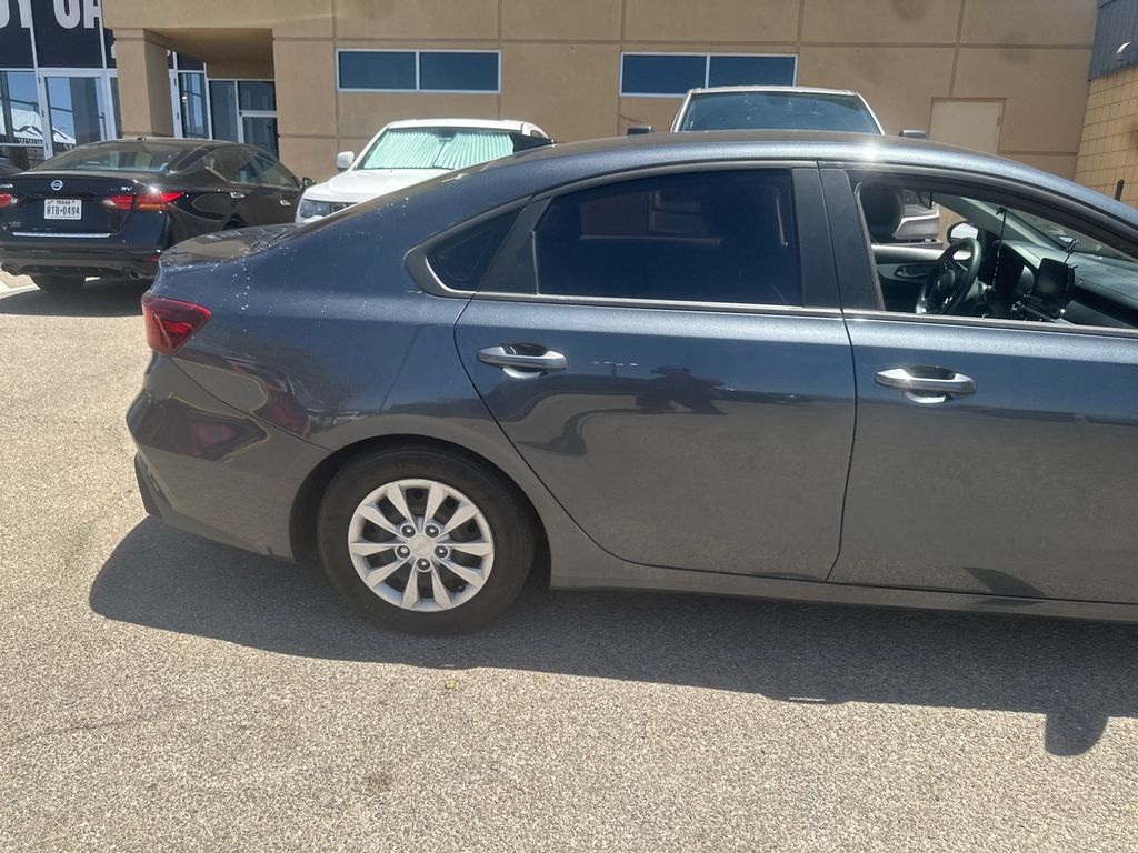 2023 Kia Forte LX photo 5