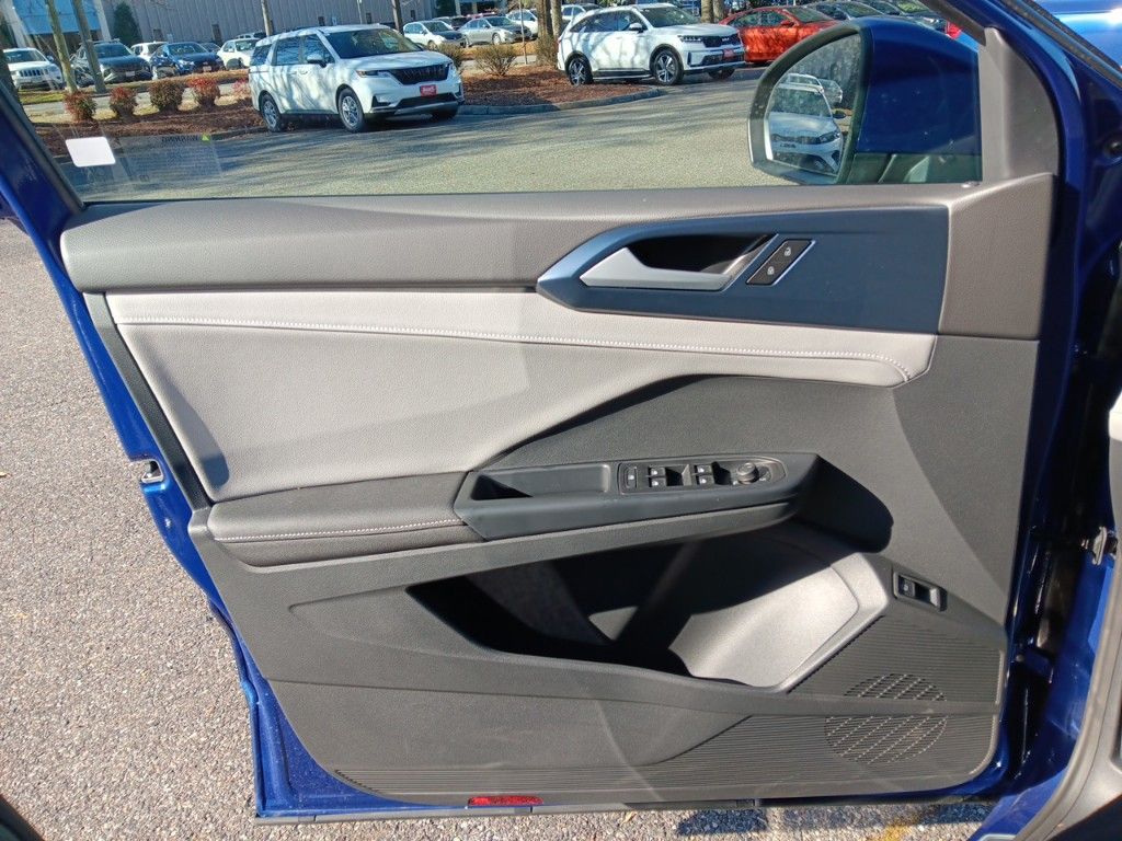 2024 Volkswagen Taos SE photo 9