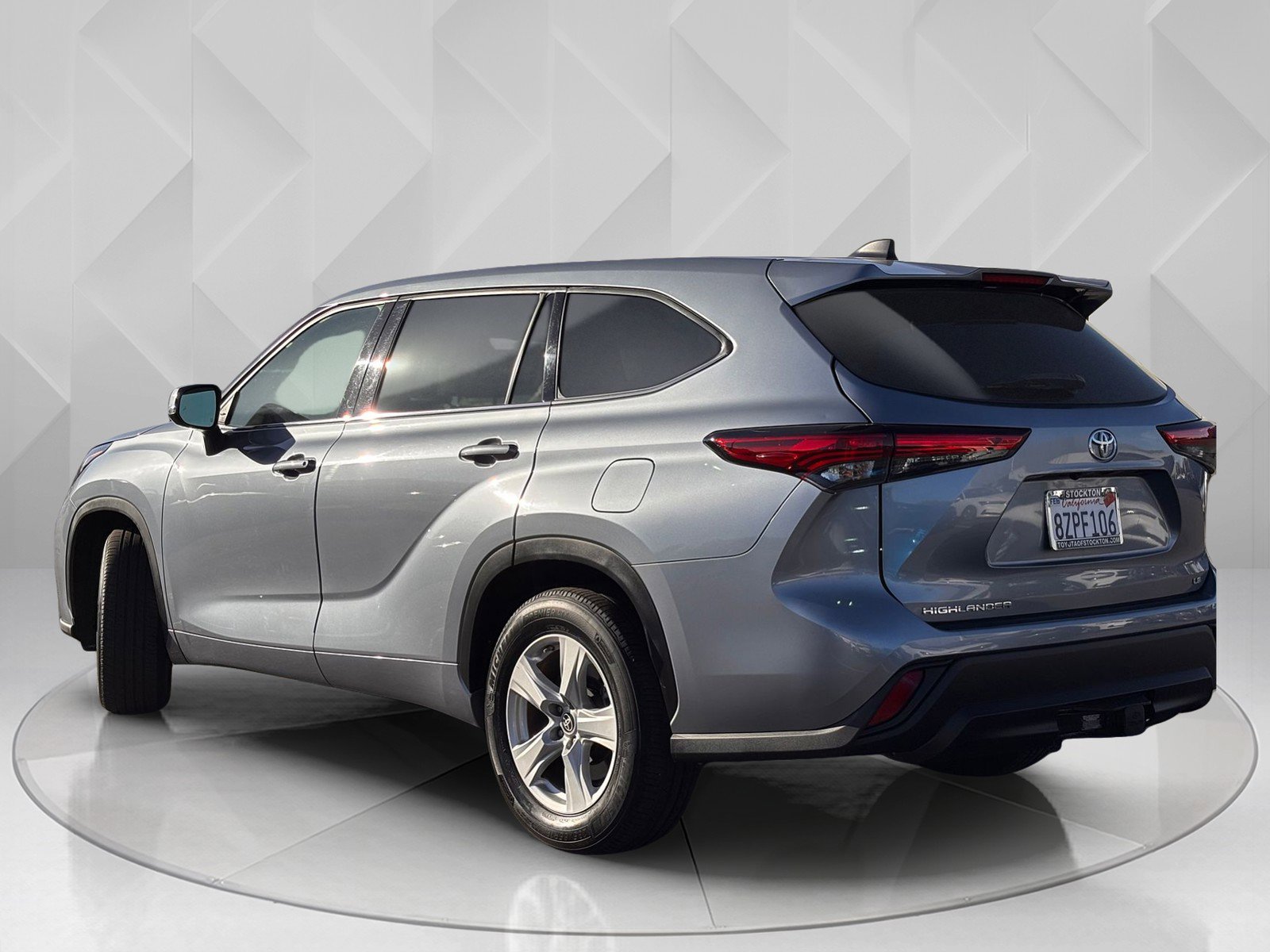 2022 Toyota Highlander LE photo 3
