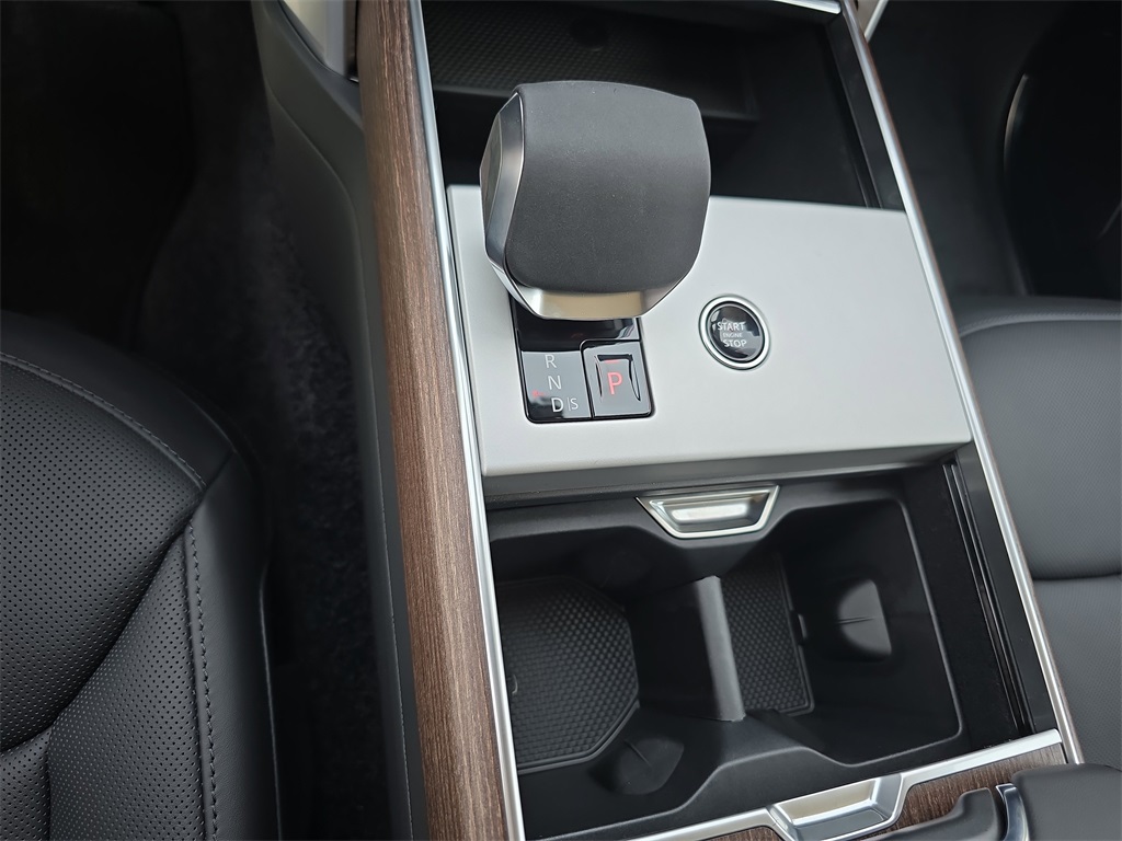 2025 Land Rover Range Rover SE photo 24