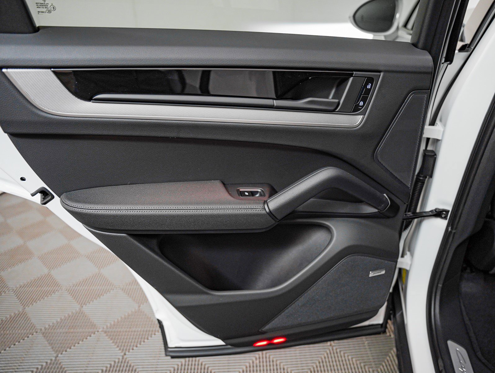 2025 Porsche Cayenne E-Hybrid Coupe photo 25