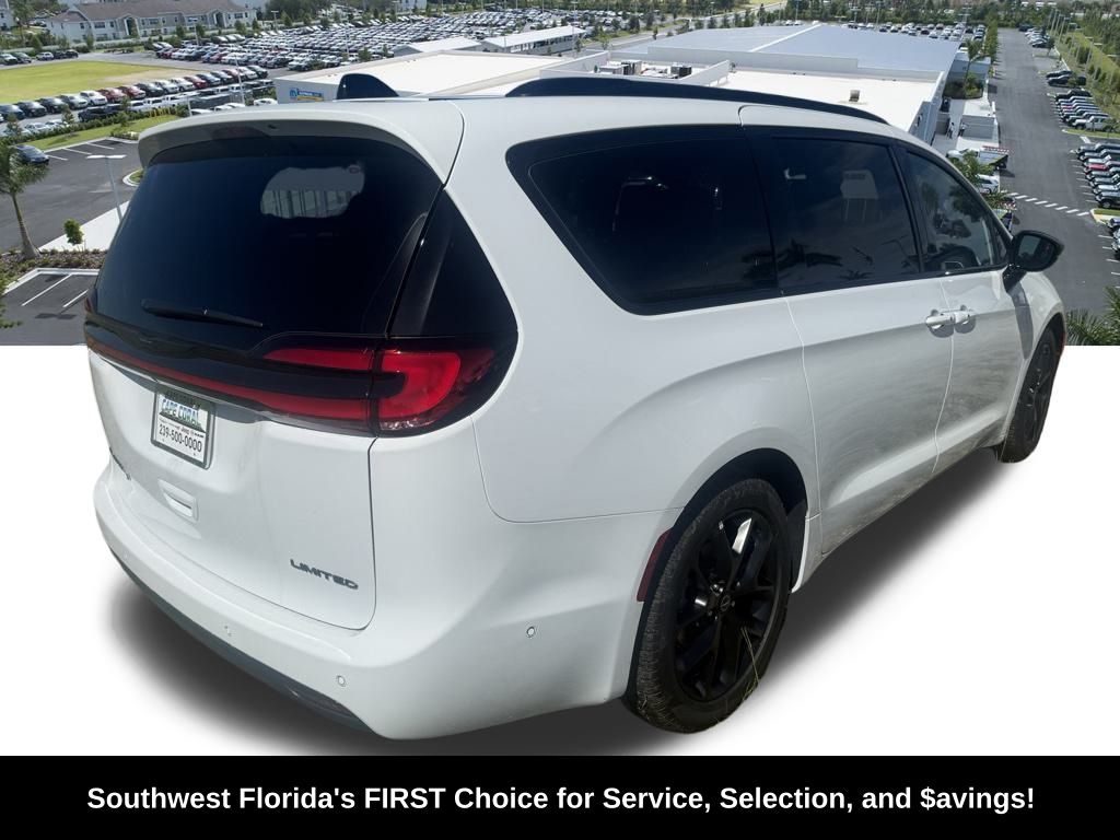 2025 Chrysler Pacifica Limited photo 3