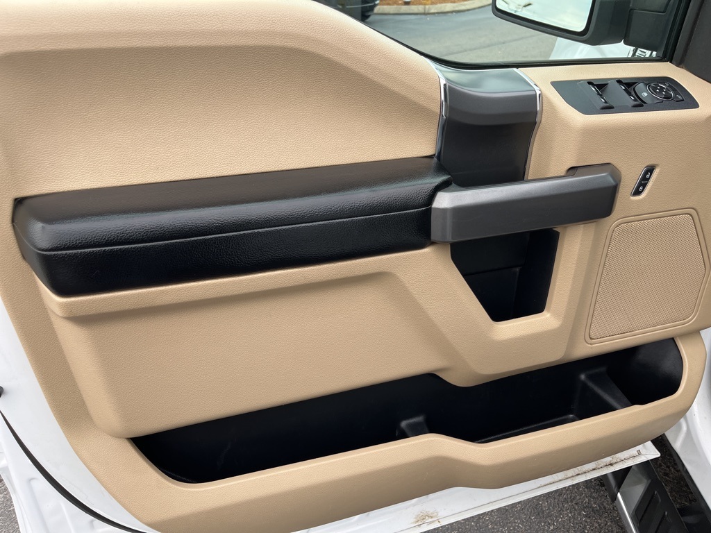 2016 Ford F-150 XLT photo 2