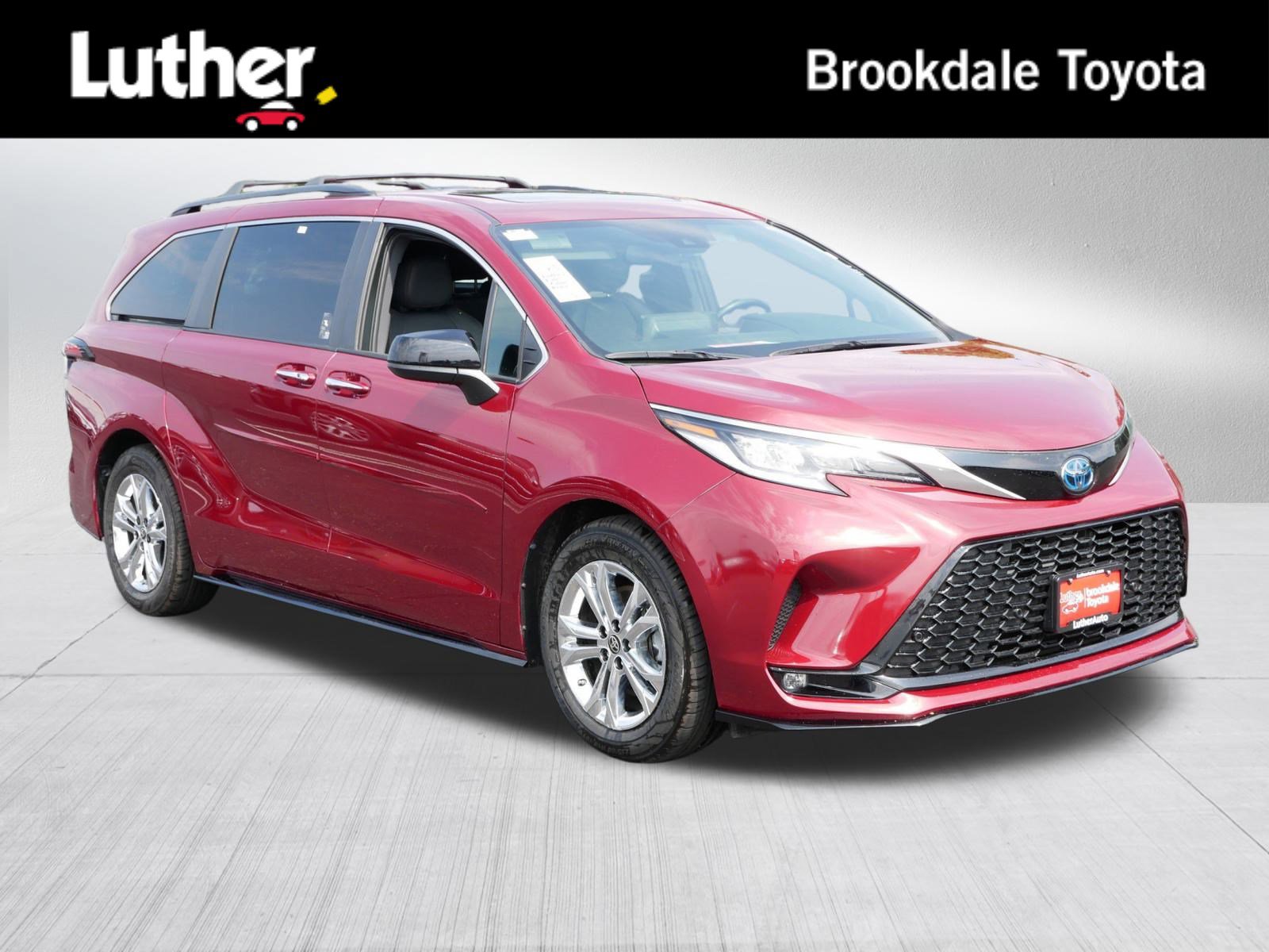 2022 Toyota Sienna XSE's photo