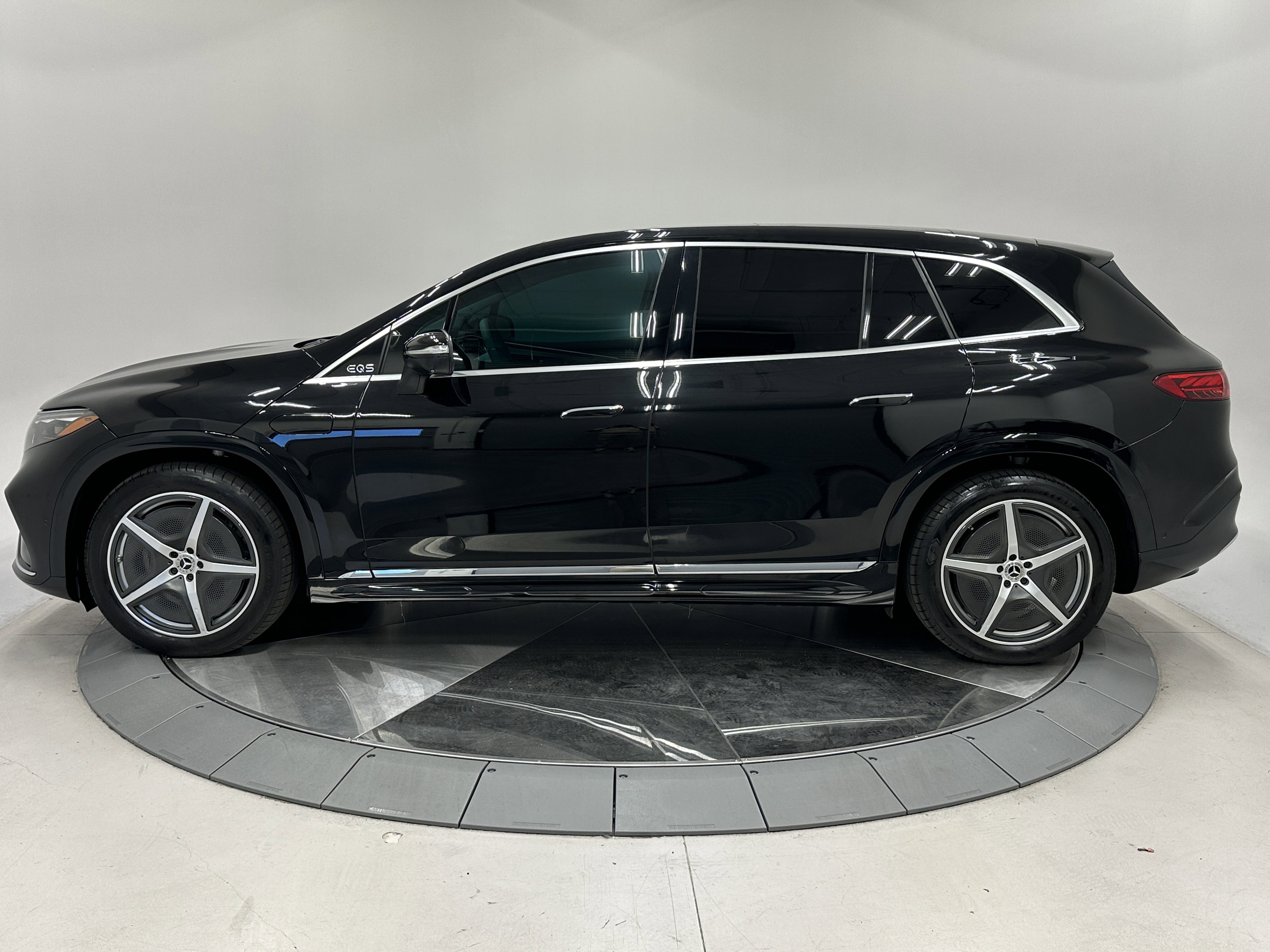 2023 Mercedes Benz EQS SUV 580 4MATIC photo 3