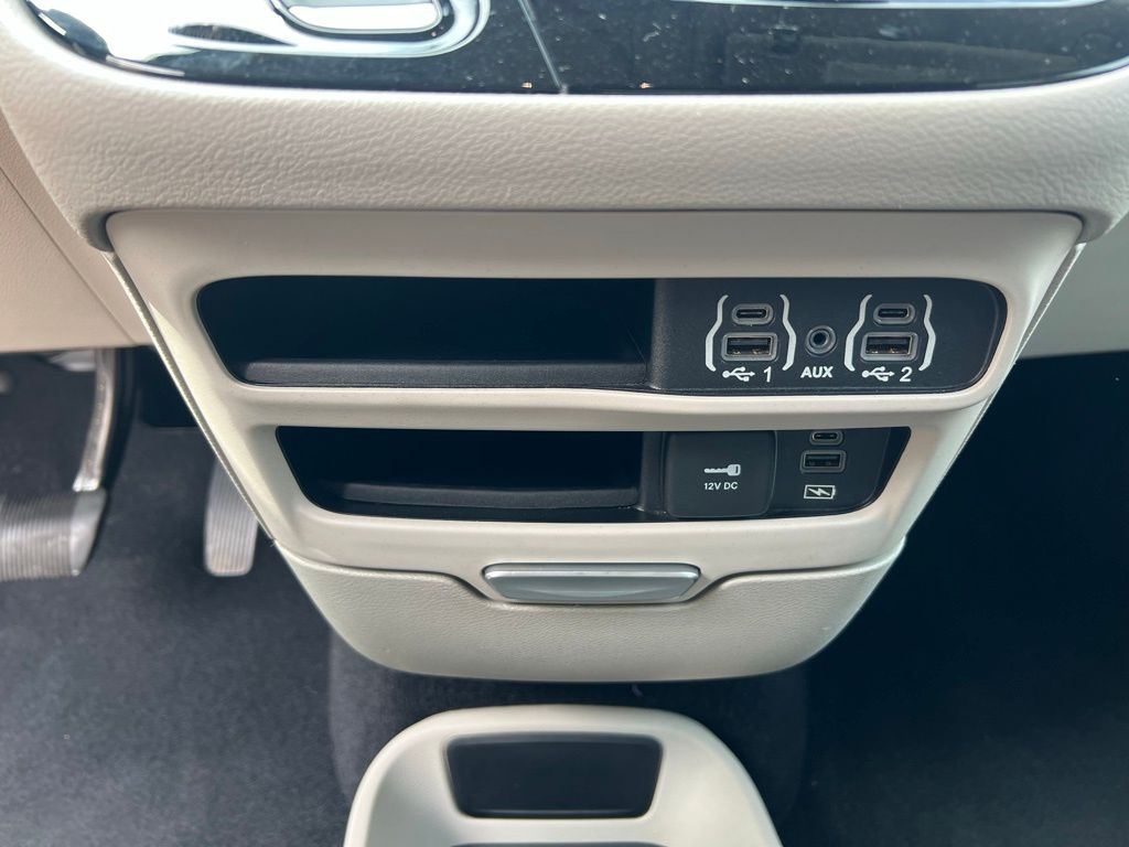 2022 Chrysler Pacifica Touring L photo 27